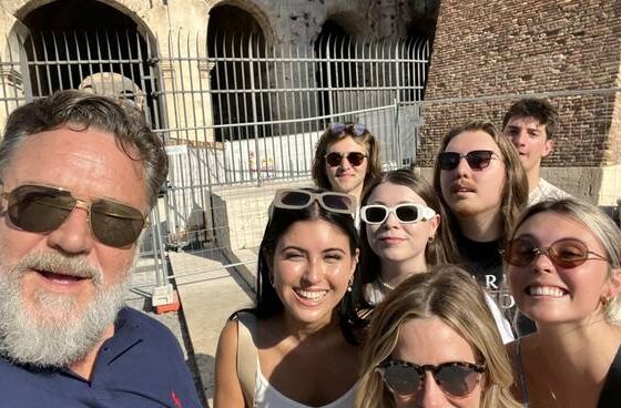 Russell Crowe torna a Roma e porta la famiglia al Colosseo: "Ecco il mio vecchio ufficio"