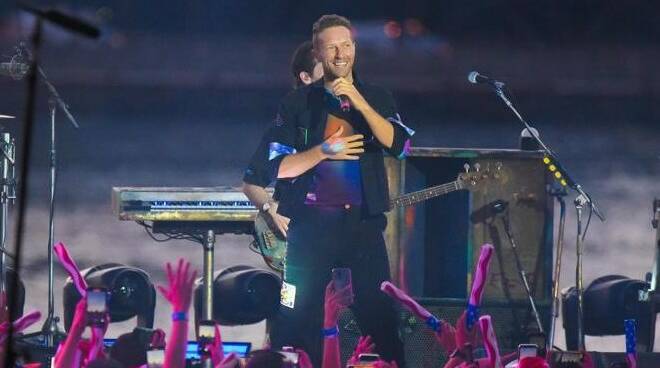 Chris Martin è malato: saltano i concerti dei Coldplay