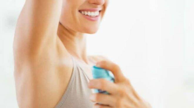 Uso dei deodoranti chimici: la soluzione può essere naturale, con il bicarbonato di sodio