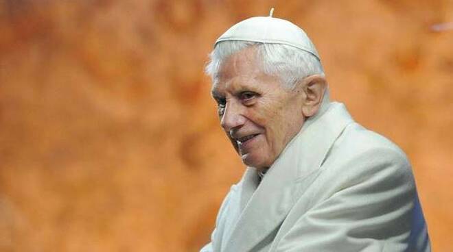 Il libro di Ratzinger che scuote la Chiesa: “Club gay nei seminari e voci assassine contro di me”