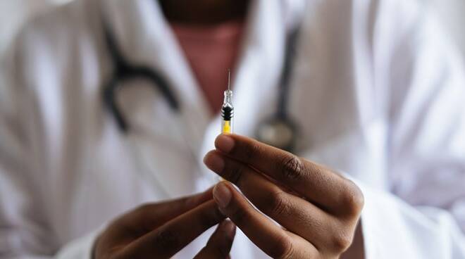 “Entro il 2030 avremo i primi vaccini contro il cancro”: l’annuncio di Moderna