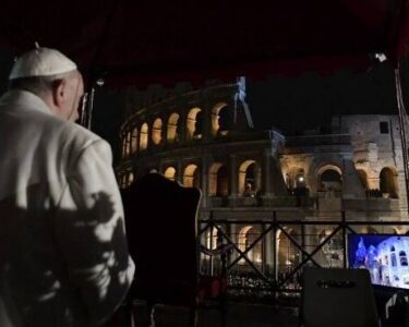 papa francesco via crucis colosseo