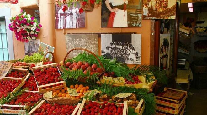 Sagra delle fragole e Mostra dei Fiori a Nemi, al via il 4 giugno: il borgo si veste a festa