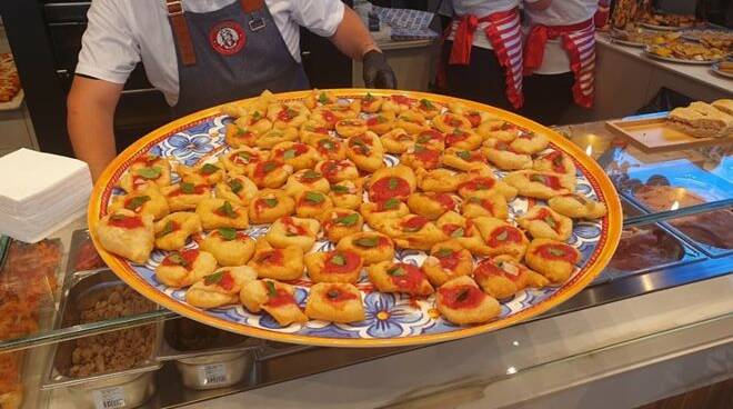 Apre al pubblico Mammamì Street Food & Pizza: al Centro Da Vinci arrivano i migliori sapori italiani…e non solo
