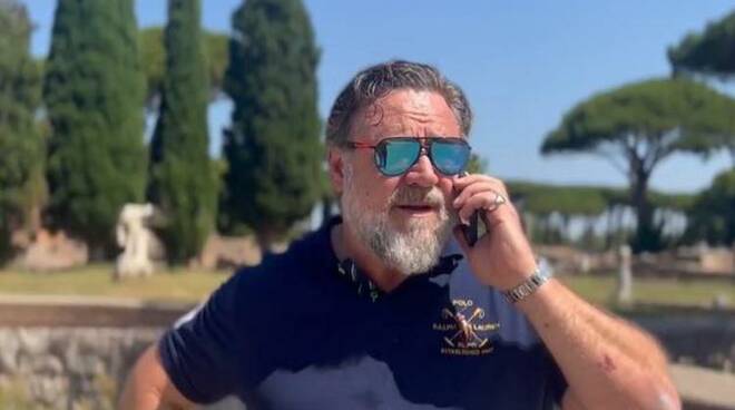 Russell Crowe a Ostia Antica chiama i suoi legionari e annuncia l’uscita de “Il Gladiatore 2”