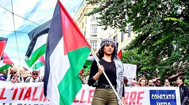 La verità sull’attivista palestinese che sta indignando il web, compreso Salvini. È solo fango mediatico ai suoi danni