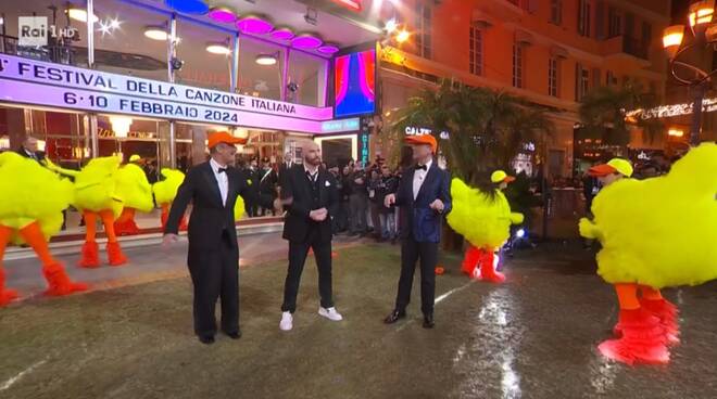 Sanremo 2024: John Travolta è un flop. E il web mette nel mirino (anche) Amadeus
