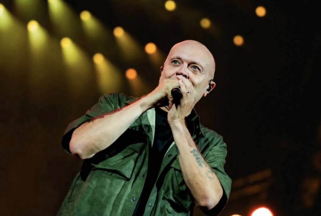 Max Pezzali stasera all’Olimpico: Roma canta gli anni d’oro degli 883