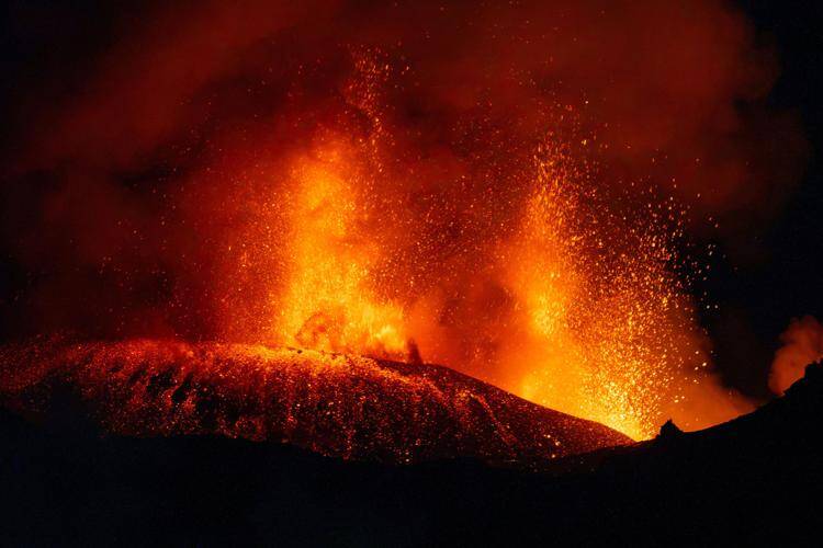 Aeroporto di Catania, l’Etna blocca gli arrivi: cosa fare tra voli cancellati e dirottamenti